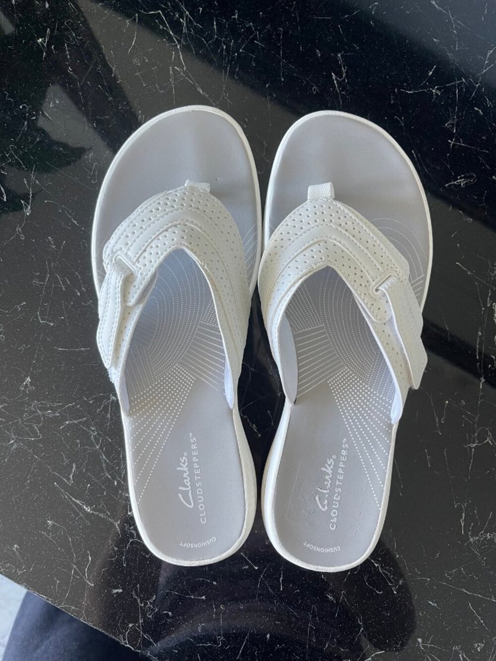 Clarks Cloudsteppers Brinkley Sea White Thong Flip Flops Sz 7.5 $75 Retail